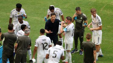Xabi Alonso, entrenador del Real Madrid CF, habla con sus jugadores durante el partido del grupo H de la Copa Mundial de Clubes de la FIFA 2025 ante el Al Hilal en el Hard Rock Stadium, el 18 de junio de 2025 en Miami Gardens, Florida.