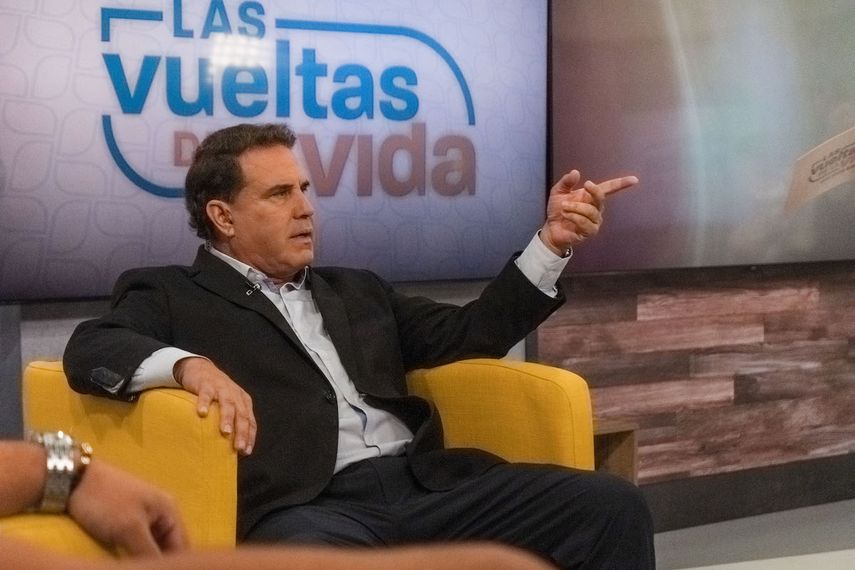 El periodista Rick Sánchez conduce Las Vueltas que da la Vida.&nbsp;