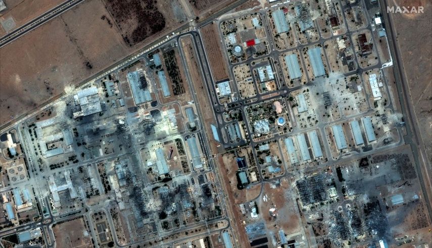 Esta imagen satelital proporcionada por Maxar Technologies y tomada el 22 de junio de 2025, muestra los daños después de los ataques de Estados Unidos en la instalación de enriquecimiento nuclear de Isfahan en el centro de Irán.
