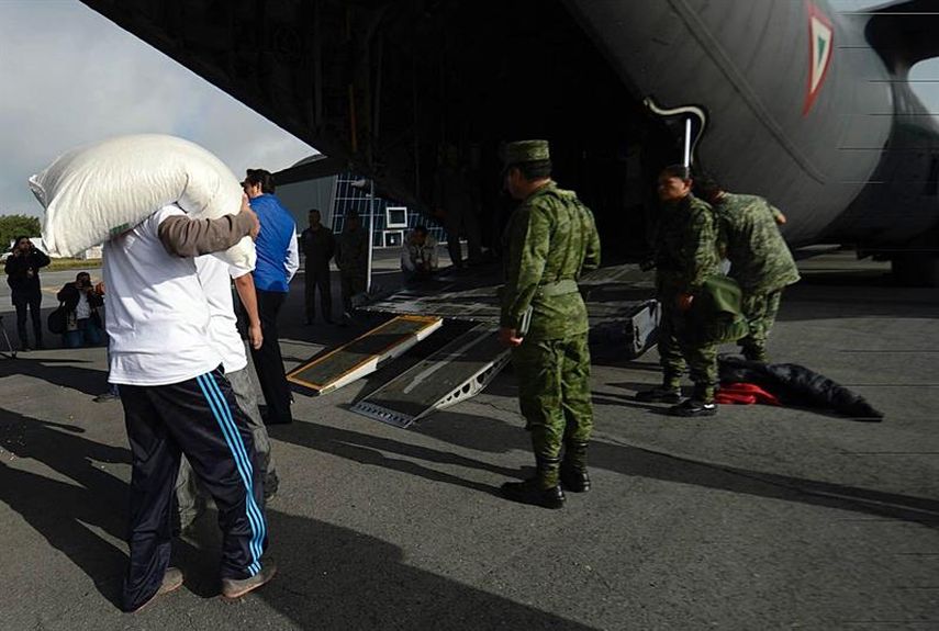 Alimentos arriban a Oaxaca por vía aérea. (EFE)