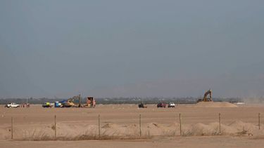 En la zona norte donde converge la triple frontera comenzó la construcción de barreras. (AFP)