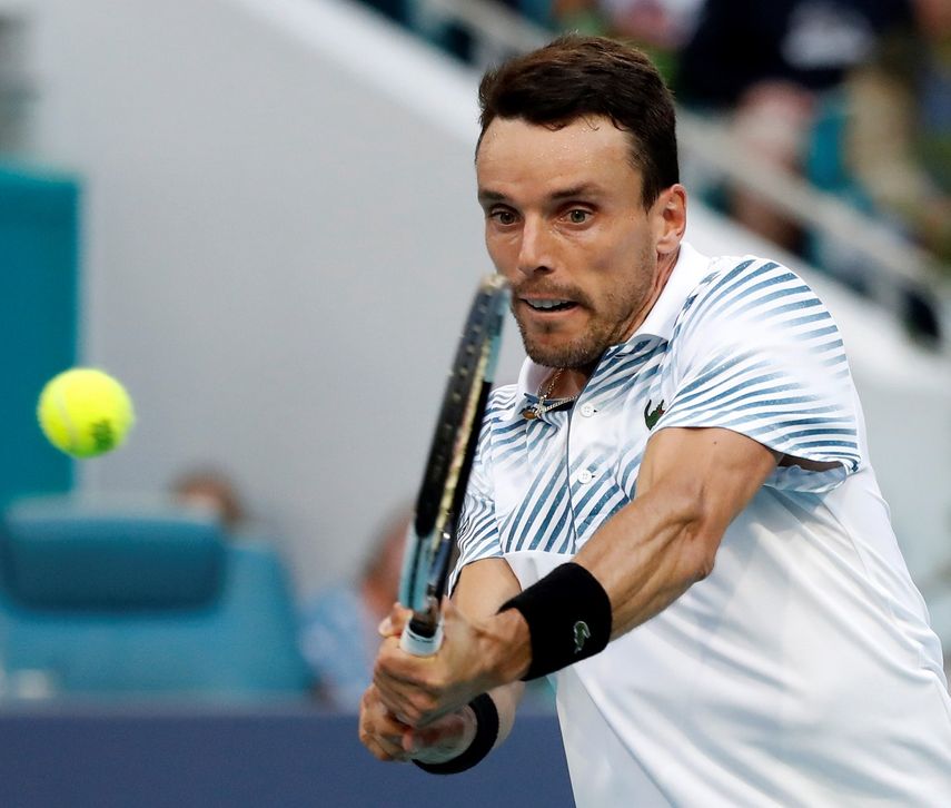 El tenista español Roberto Bautista en acción contra el estadounidense John Isner durante un partido del Abierto de&nbsp;Tenis&nbsp;de Miami este miércoles 27 de marzo de 2019.&nbsp;