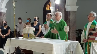 Reza el Arzobispo de Santiago de Cuba, monseñor Dionisio Guillermo García Ibáñez a la Virgen de la Caridad del Cobre.