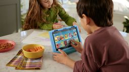 Un niño utiliza la nueva Fire HD 8 Kids de Amazon.
