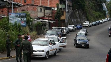 La gobernadora del estado Táchira, Lady Gómez, indicó que hay caos en su región porque no es nada convencional tener que dormir cinco, cuatro días en cola para colocar gasolina.