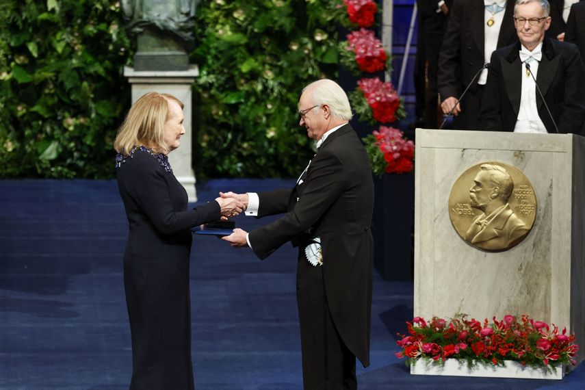 La escritora francesa Annie Ernaux recibe el Premio Nobel de Literatura 2022 de manos del rey Carlos XVI Gustavo de Suecia durante la ceremonia de entrega del premio en la Sala de Conciertos de Estocolmo, Suecia, el 10 de diciembre de 2022.