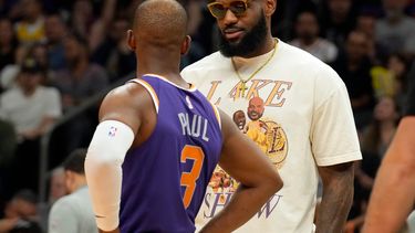 El jugador de los Lakers de Los Ángeles LeBron James habla con el jugador de los Suns de Phoenix Chris Paul (3) en la primera mitad de su juego de NBA el mates 5 de abril de 2022, en Phoenix.