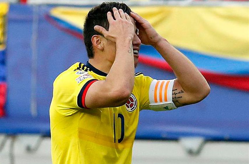 Colombia no pudo superar la ferrea defensa de Perú. (EFE)