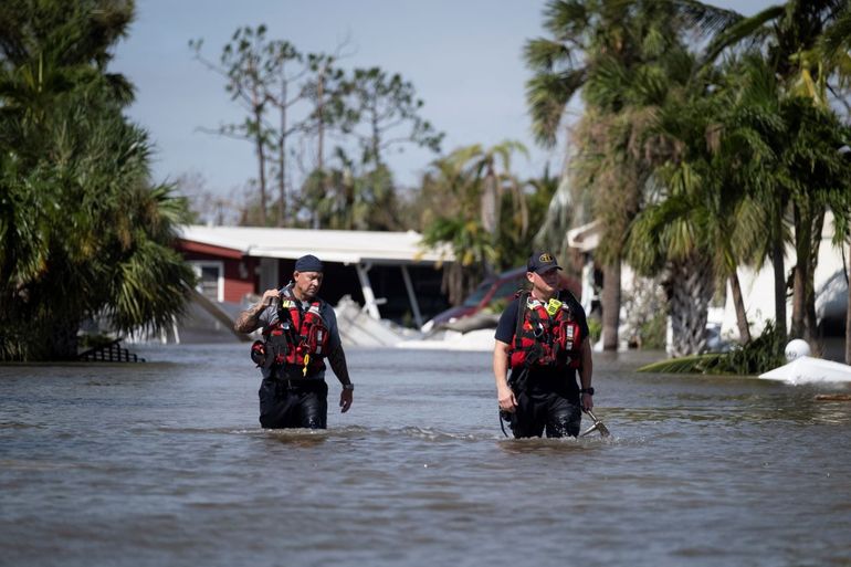 El personal de búsqueda y rescate en un vecindario inundado mientras busca sobrevivientes después del huracán Ian, en Fort Myers, Florida.