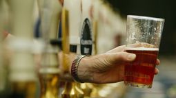 Un camarero sirve un vaso de&nbsp;cerveza&nbsp;durante una de las ediciones del festival anual británico de la&nbsp;cerveza.