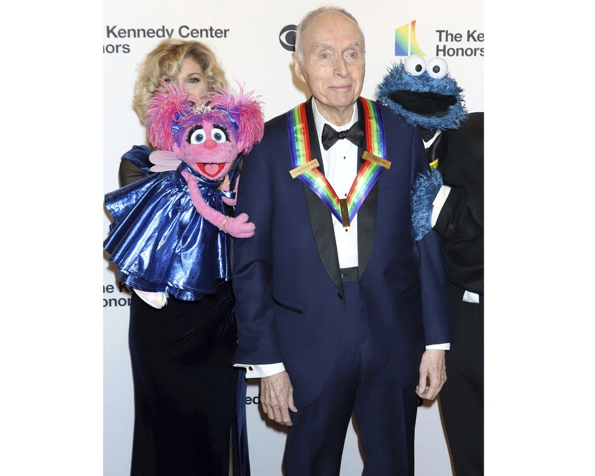 El agasajado Lloyd Morrisett con Muppets en la 42a entrega anual de los premios Kennedy Center Honors en el Kennedy Center, el domingo 8 de diciembre de 2019, en Washington. La muerte de Morrisett, cocreador de Plaza Sésamo fue confirmada por Sesame Workshop.