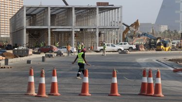 Obreros para el Gran Premio de Arabia Saudita en la Fórmula 1 duran las 24 horas del día en el lugar, donde hay grúas y edificios todavía en construcción