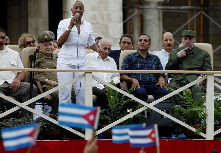 Fotografía del 28 de septiembre de 2010 de la cantante cubana Haila María Mompié junto al dictador Fidel Castro y altas figuras del régimen de la isla en un acto público en la Plaza de la Revolución, en La Habana, Cuba.