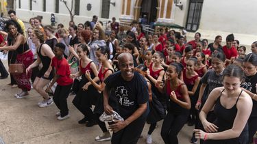Bailarines danzan en la calle durante el festival Ballet Beyond Borders en La Habana, Cuba, el martes 9 de enero de 2024.