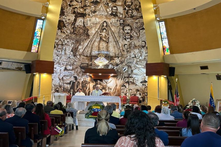 Venezolanos en Miami celebran una eucaristía para pedir por la paz y la reconciliación del país sudamericano.