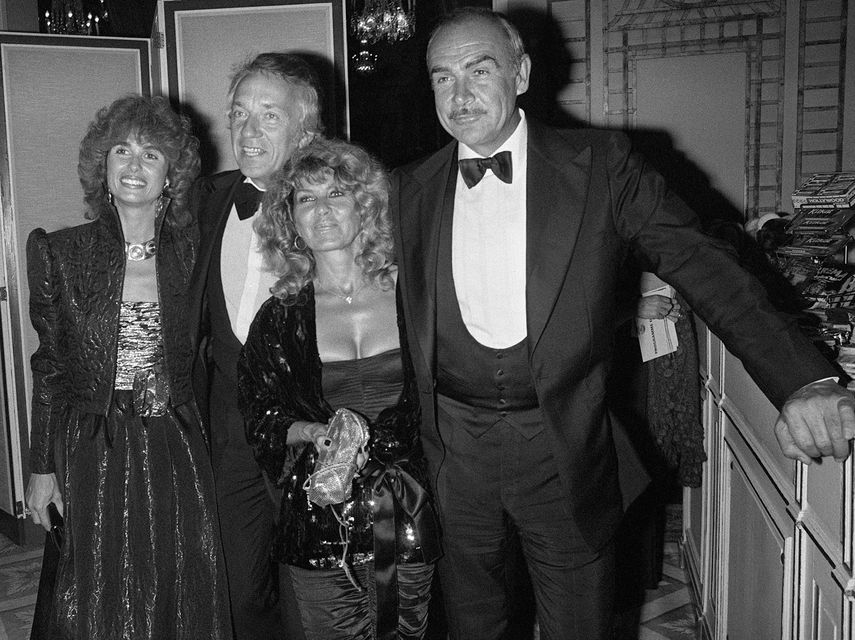 En esta foto de archivo tomada el 5 de septiembre de 1981, el actor británico Sean Connery (derecha) y su esposa Micheline Roquebrune (2R), Jean-Pierre Cassel (2L) y su esposa Anne Cassel (izquierda) posan durante el 7° Festival de Cine Americano de Deauville.&nbsp;&nbsp;
