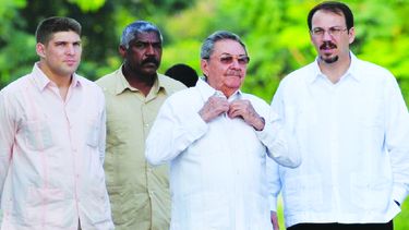 De izq. a der., Raúl Guillermo Rodríguez Castro; un miembro de la escolta del dictador cubano Raúl Castro Ruz, y su hijo Alejandro Castro Espín.