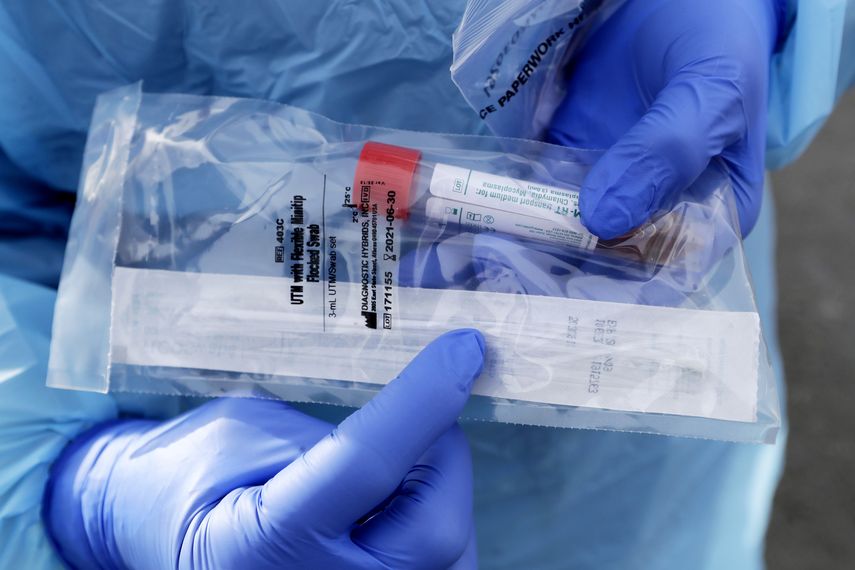 En esta foto del 17 de marzo del 2020, un trabajador de la salud muestra el kit usado para hacerse la prueba del Covid-19 en una estaci&oacute;n para pacientes en la Universidad de Washington en Seattle.&nbsp;