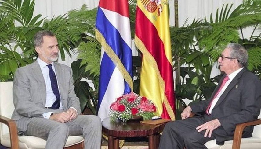 El rey de Espa&ntilde;a Felipe VI y el dictador cubano Ra&uacute;l Castro.&nbsp;
