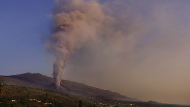 Un volcán expulsa lava y cenizas en la isla canaria de La Palma, en España, el lunes 4 de octubre de 2021. La lava ha destruido por el momento más de 900 edificios y desplazado a unas 6.000 personas.&nbsp;