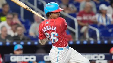 Javier Sanoja (86) de los Marlins de Miami batea para una jugada de selección en su debut en la MLB durante la séptima entrada de un partido de béisbol contra los Filis de Filadelfia, el sábado 7 de septiembre de 2024, en Miami.&nbsp;