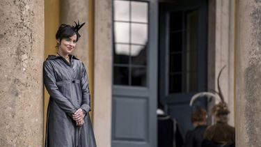 En esta imagen difundida por Netflix, Dakota Johnson en una escena de Persuasion.