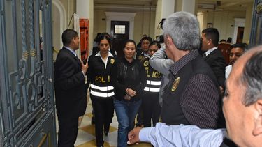 Fotografía cedida por el Poder Judicial del Perú que muestra a la líder opositora Keiko Fujimori mientras es trasladada a la carceleta del Palacio de Justicia en Lima.