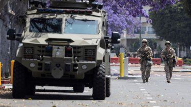 Oficiales de la Marina de Estados Unidos custodian un acceso del Edificio Federal Wilshire en Los Ángeles, California, el 13 de junio de 2025.