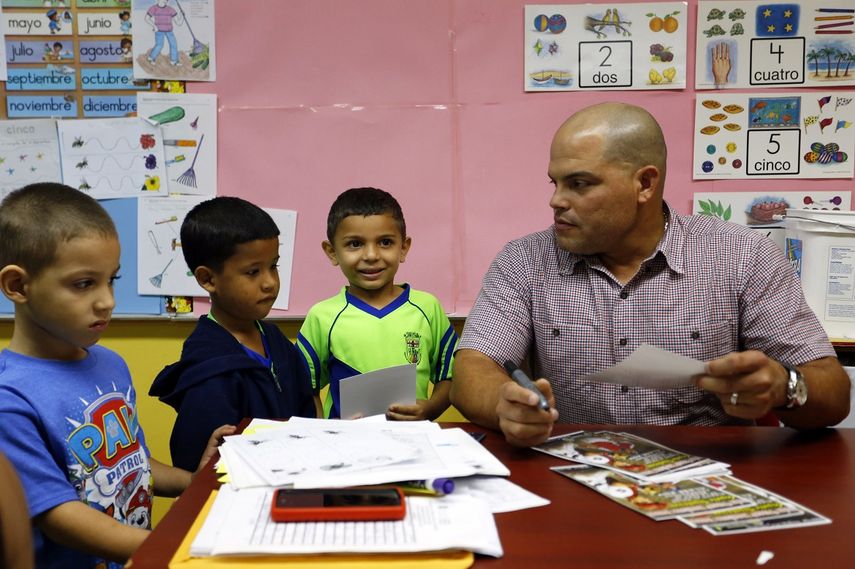 El expelotero puertorriqueño Iván Rodríguez, visita la escuela José Padilla, donde estudió de niño en Vega Baja.