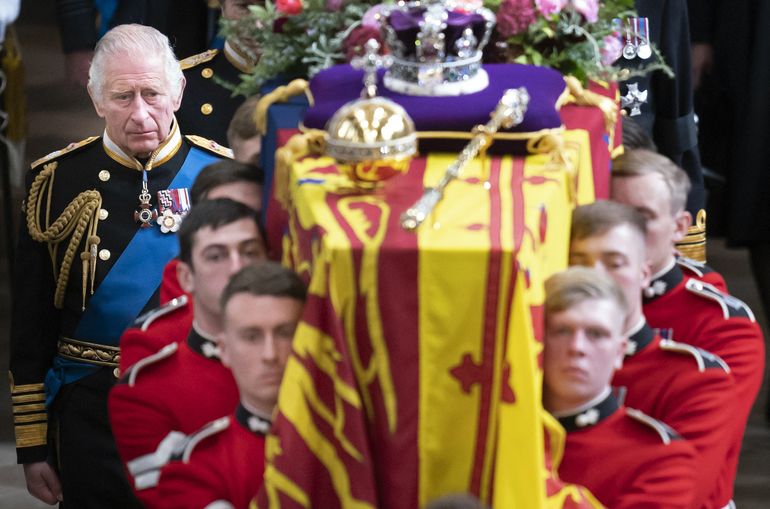 El rey Carlos III y los miembros de la familia real siguen el ataúd de la reina Isabel II, envuelto en el estandarte real con la corona del estado imperial y el orbe y el cetro del soberano, mientras se lleva a cabo en la Abadía de Westminster después de su funeral de estado el 19 de septiembre. 2022.  