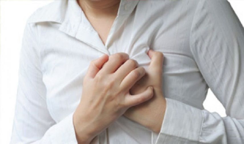 Los principales síntomas son un dolor tipo peso en la zona del esternón, que no se modifica con los movimientos ni con la respiración y que, en ocasiones, irradia hacia mandíbula, cuello y espalda, brazo izquierdo y, a veces, hacia brazo derecho.&nbsp;