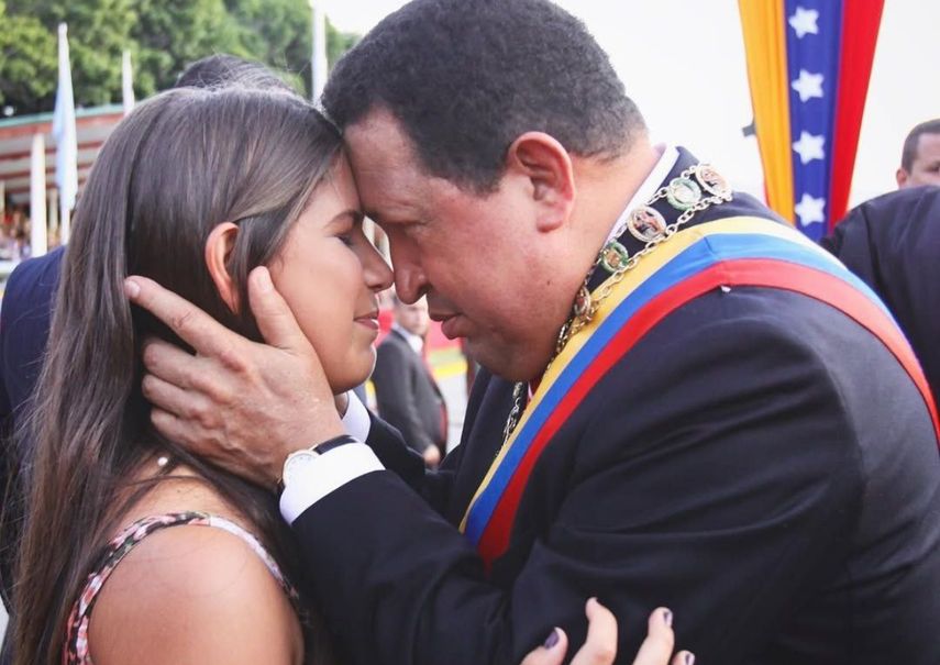 Hugo Chávez junto a su hija menor, Rosinés Chávez.