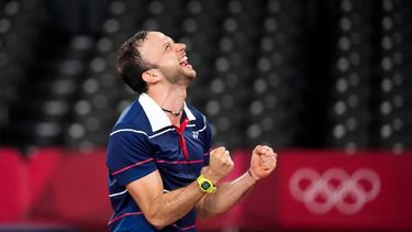 El guatemalteco Kevin Cordón celebra tras derrotar al surocoreano Heo Kwanghee en los cuartos de final del bádminton de los Juegos Olímpicos de Tokio