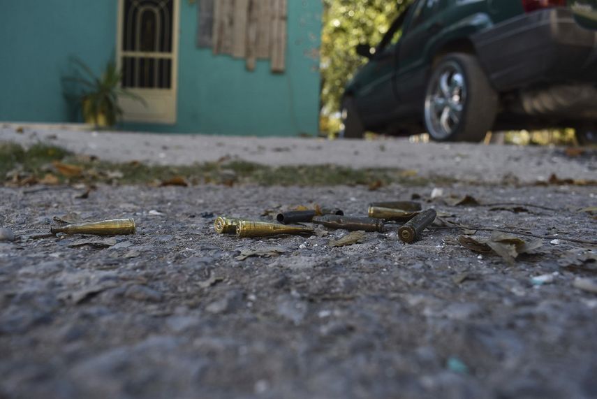 Casquillos de balas yacen en el suelo luego de un enfrentamiento entre fuerzas de seguridad mexicanas y presuntos miembros de un c&aacute;rtel de narcotr&aacute;fico, en Villa Uni&oacute;n, M&eacute;xico, el domingo 1 de diciembre de 2019.&nbsp;
