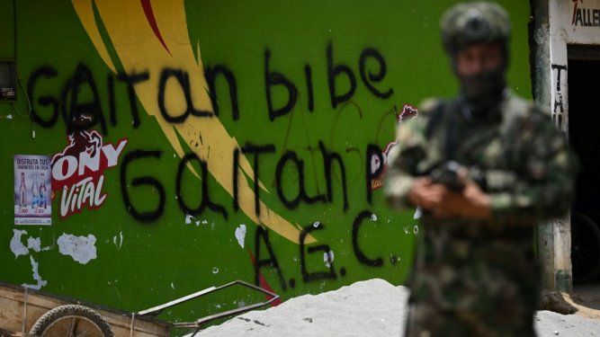 La AGC, brazo armado del Clan del Golfo que se enfrenta a bandas ligadas al Tren de Aragua, pintan grafitis en las casas colombianas