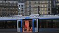 Un hombre camina por el interior de un tren de cercan&iacute;as en la estaci&oacute;n Saint-Lazare de Par&iacute;s, el 5 de diciembre de 2019.&nbsp;