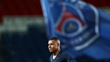El delantero francés del Paris Saint-Germain, Kylian Mbappe, observa el final del partido de fútbol de la L1 francesa entre el Paris Saint-Germain (PSG) y el Ajaccio en el Parc des Princes de París, el 13 de mayo de 2023. El delantero francés Kylian Mbappe, en disputa con el PSG y marginado por su dirección, se ha quedado fuera de la convocatoria para el partido inaugural de la temporada de la Ligue 1 el 12 de agosto de 2023 contra el Lorient en el Parc des Princes, mientras que Neymar está fuera, según ha anunciado el club.