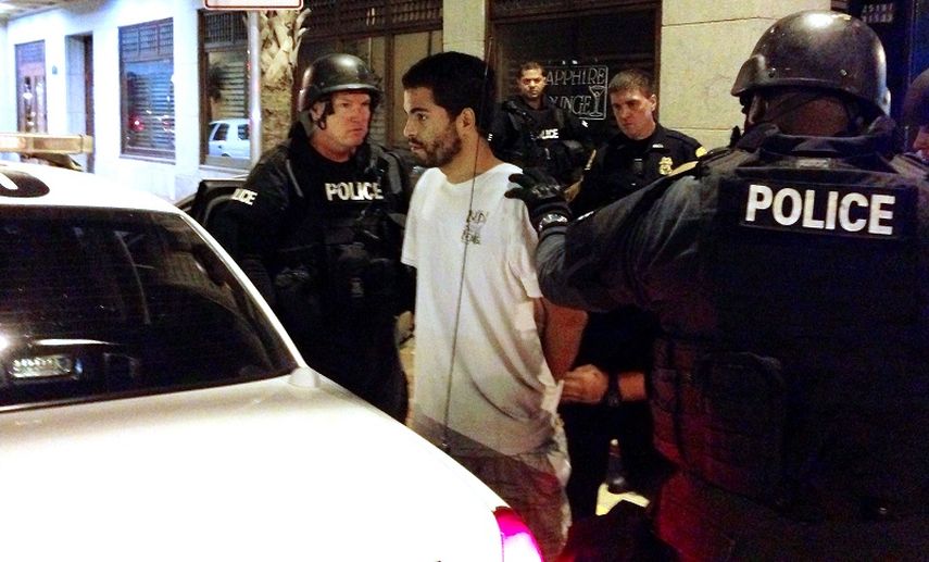 Momento en que Adam Matos es arrestado por los cuerpos especiales SWAT, en un hotel en Tampa (AP)