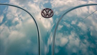 Fotografía del logo de Volkswagen en un VW Beetle estacionado en la planta de VW en Wolfsburgo, Alemania (EFE/Archivo)