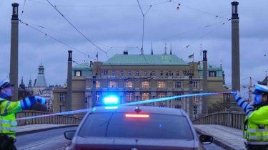 Policía monta guardia en una calle del centro de Praga, República Checa, jueves 21 de diciembre de 2023, tras un tiroteo que dejó una cantidad no especificada de muertos y heridos.&nbsp;