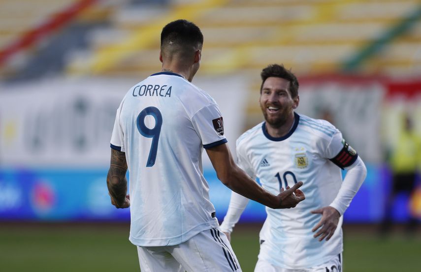 El volante de Argentina Joaquín Correa (9) celebra con su compañero Lionel Messi tras anotar el gol para la victoria 2-1 ante Bolivia en el partido por las eliminatorias de la Copa Mundial, el martes 13 de octubre de 2020, en La Paz