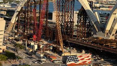 Vista de la construcción del Signature Bridge donde tuvo lugar el accidente en el que un obrero perdió la vida.