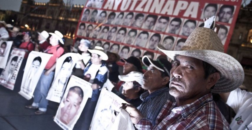 El lema de los padres es Vivos se los llevaron, vivos los queremos, y la realidad es que continúan con la esperanza de encontrarlos con vida.
