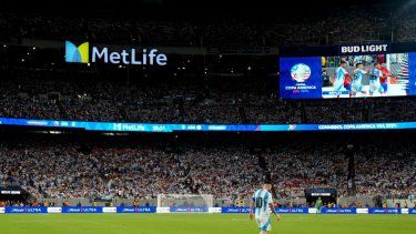 El delantero argentino Lionel Messi camina por la cancha durante el partido contra Chile por el Grupo A de la Copa América, el martes 25 de junio de 2024, en East Rutherford, Nueva Jersey, el martes 25 de junio de 2024.&nbsp;