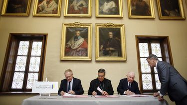 Fran&ccedil;ois-Henri Pinault, director general del grupo de lujo franc&eacute;s Kering (a la izquierda), su padre Fran&ccedil;ois Pinault (a la derecha) y el arzobispo de Par&iacute;s Michel Aupetit (centro) firman un acuerdo para recaudar fondos para la reconstrucci&oacute;n de la catedral de Notre-Dame, en Par&iacute;s.
