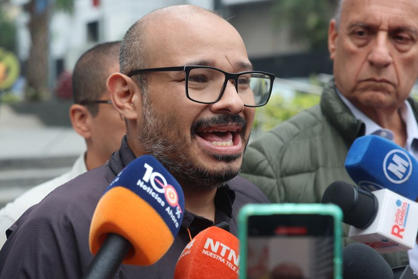 Carlos Julio Rojas, periodista y preso político excarcelado, espera aún por la amnistía