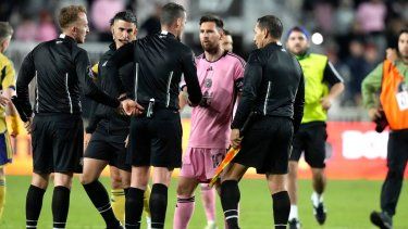 El argentino Lionel Messi, del Inter Miami, estrecha las manos del cuerpo arbitral tras un partido ante Real Salt Lake, el miércoles 21 de febrero de 2024.