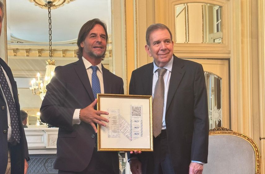 El presidente electo de Venezuela, Edmundo González Urrutia, junto a su homólogo uruguayo, Luis LaCalle Pau