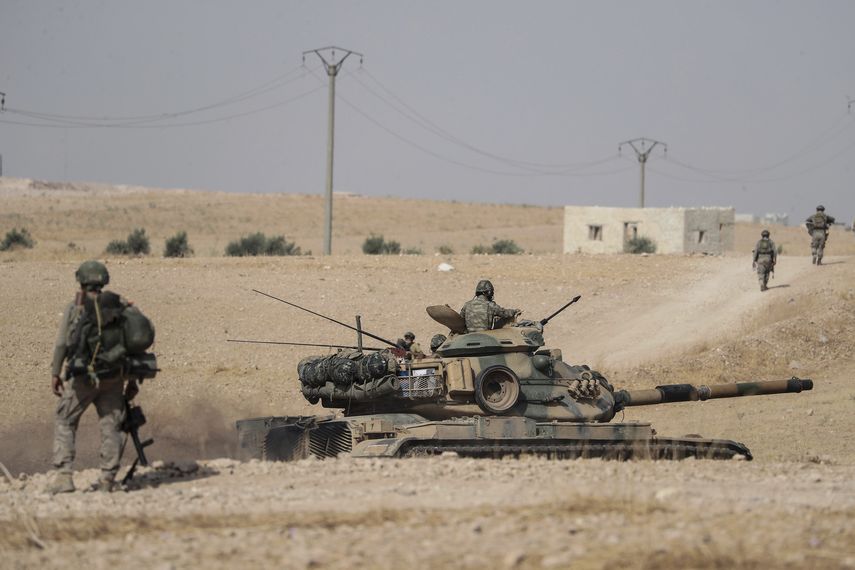 Imagen referencial. Tanques y soldados turcos estacionados cerca de la localidad de Manbij, en Siria, el martes 15 de octubre de 2019.&nbsp;
