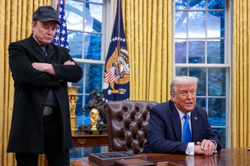 Elon Musk escucha mientras el presidente de Estados Unidos, Donald Trump, habla en el Despacho Oval de la Casa Blanca en Washington, DC, el 11 de febrero de 2025.